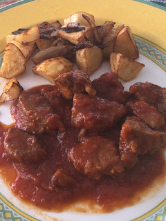 Una foto de Carne de pierna de cordero en salsa de tomate