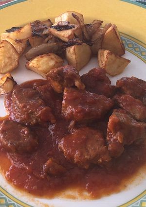 Una foto de Carne de pierna de cordero en salsa de tomate