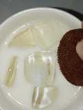 Biskut Coklat Dicicah Dengan Susu Bersama Ais