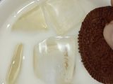 Biskut Coklat Dicicah Dengan Susu Bersama Ais