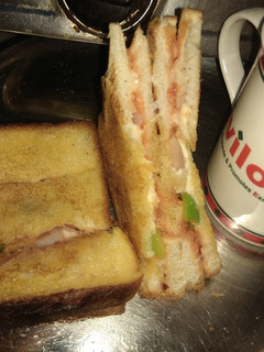 A picture of Bread cheese sandwich.