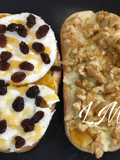 Una foto de Tosta de queso azul, nueces y miel. Tosta de mermelada de mandarina, queso de cabra y pasas