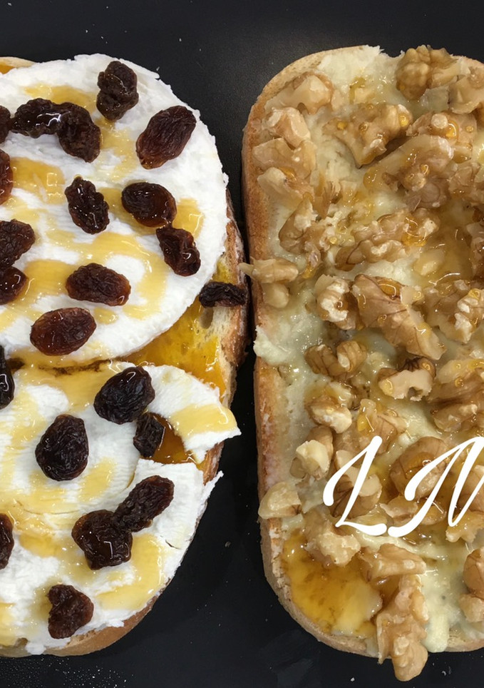 Una foto de Tosta de queso azul, nueces y miel. Tosta de mermelada de mandarina, queso de cabra y pasas