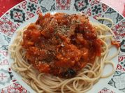 Una foto de pasta integral con pescado