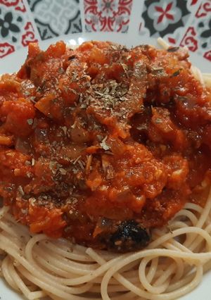 Una foto de Espaguetis integrales con bonito en salsa de anchoas