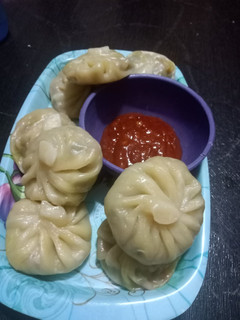 मोमोज / चिली गार्लिक मोमोज (momos recipe in marathi) रेसिपी चे मुख्य फोटो