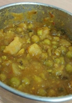A picture of Karaayi matar aloo.