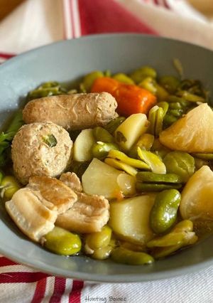 Une photo de POTÉE de PRINTEMPS : saucisses, boulettes de porc aux courgettes, verts de blettes et fèves