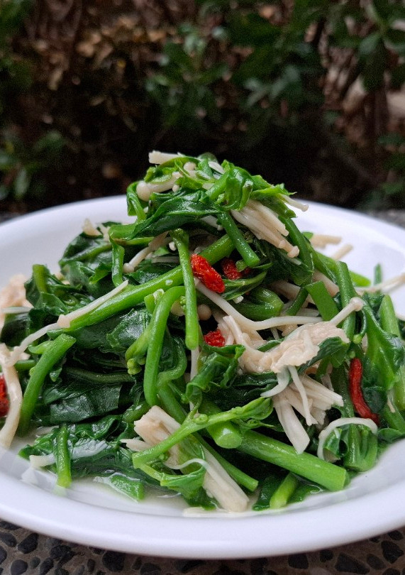 預防便祕的料理-枸杞皇宮菜炒金針菇 的食譜成品照片