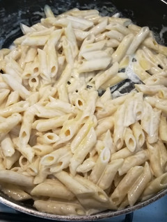 Una foto de Pluma simple con crema y queso