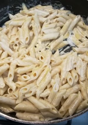 Una foto de Pluma simple con crema y queso