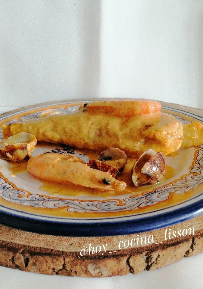 Una foto de Colitas de rape con langostinos y almejas