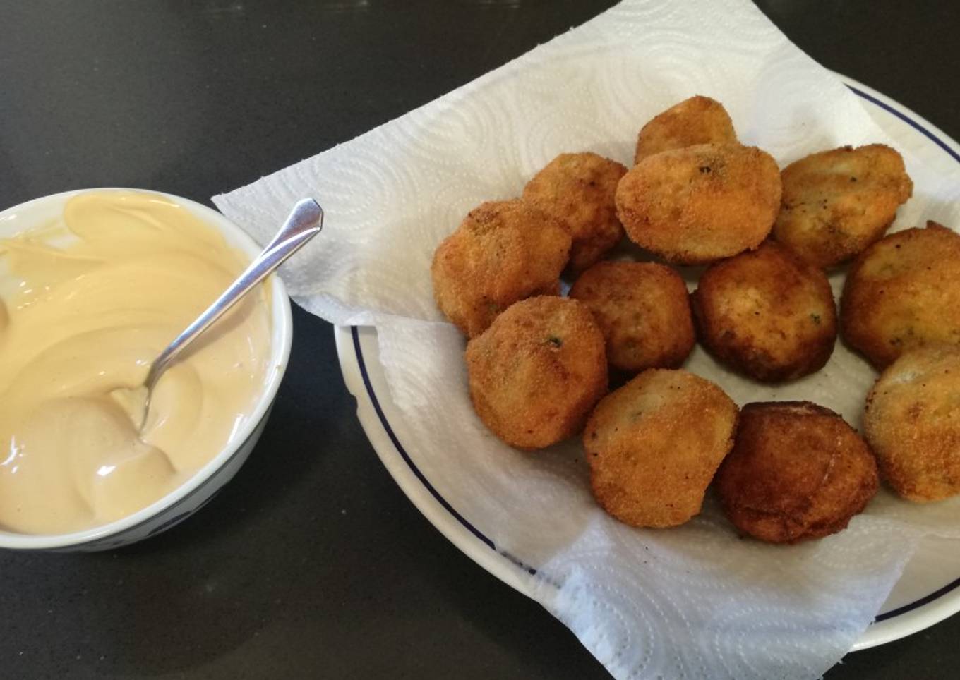 Albóndigas de bacalao y patata, con mahonesa de soja