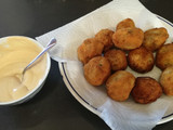 Albóndigas de bacalao y patata, con mahonesa de soja