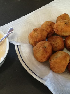 Una foto de Albóndigas de bacalao y patata, con mahonesa de soja