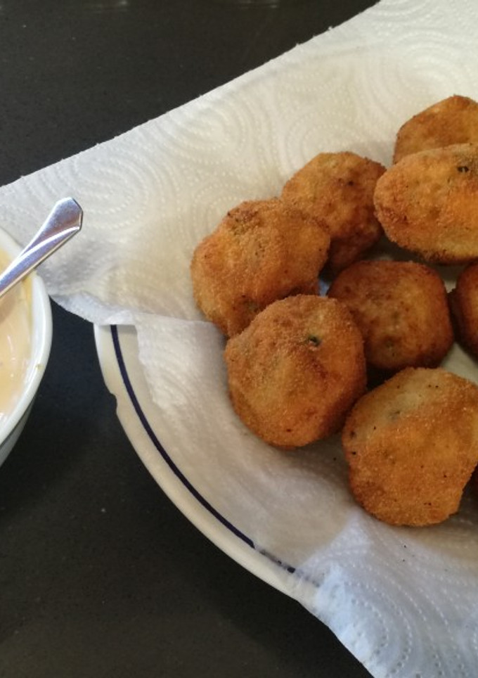 Una foto de Albóndigas de bacalao y patata, con mahonesa de soja
