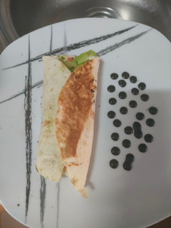 Una foto de Fajita de aguacate y salmón