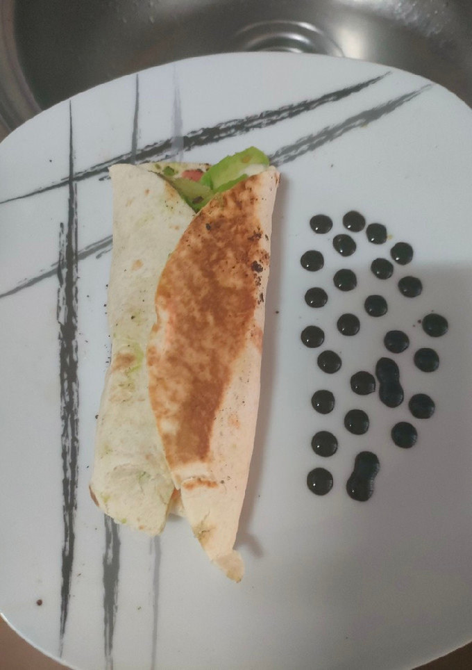 Una foto de Fajita de aguacate y salmón