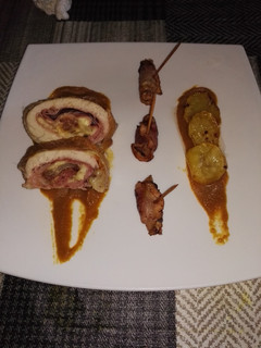 Una foto de Redondo de pollo relleno con salsa de manzana