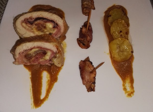 Una foto de Redondo de pollo relleno con salsa de manzana