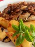 Peceto de cerdo con salsa de cebollas glaseadas