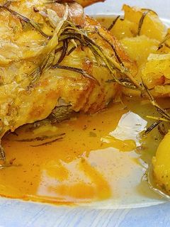Una foto de Pollo al'ast, con patata al horno