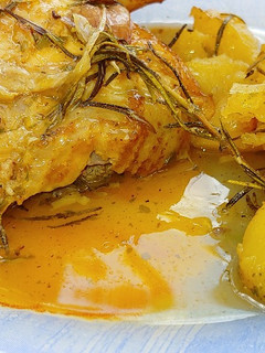 Una foto de Pollo al'ast, con patata al horno