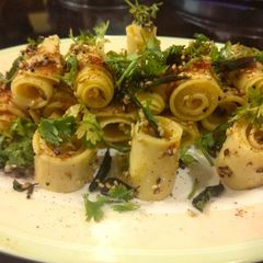 A picture of Khandvi.