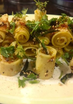 A picture of Khandvi.