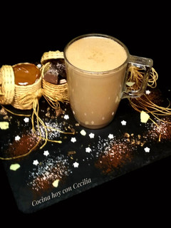 Una foto de Chocolate caliente con dulce de leche 😋