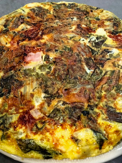 Una foto de Tortilla de acelgas, jamón York y queso