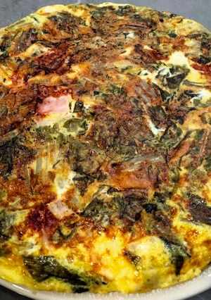Una foto de Tortilla de acelgas, jamón York y queso