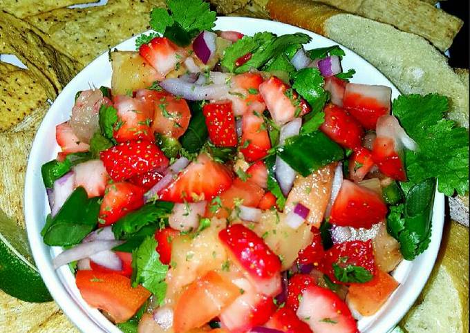 How to Make Quick Mike&#39;s Strawberry Pineapple Jalapeño Salsa