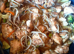 Una foto de Chapsui de pollo y verduras