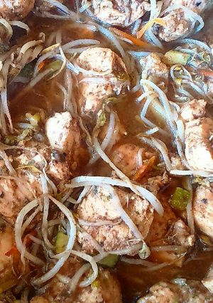 Una foto de Chapsui de pollo y verduras