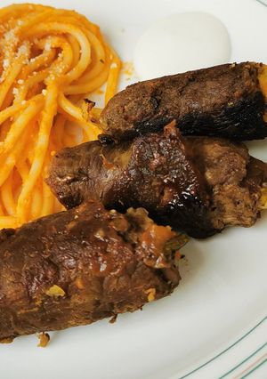 Una foto de Niño envuelto, carne con verdura