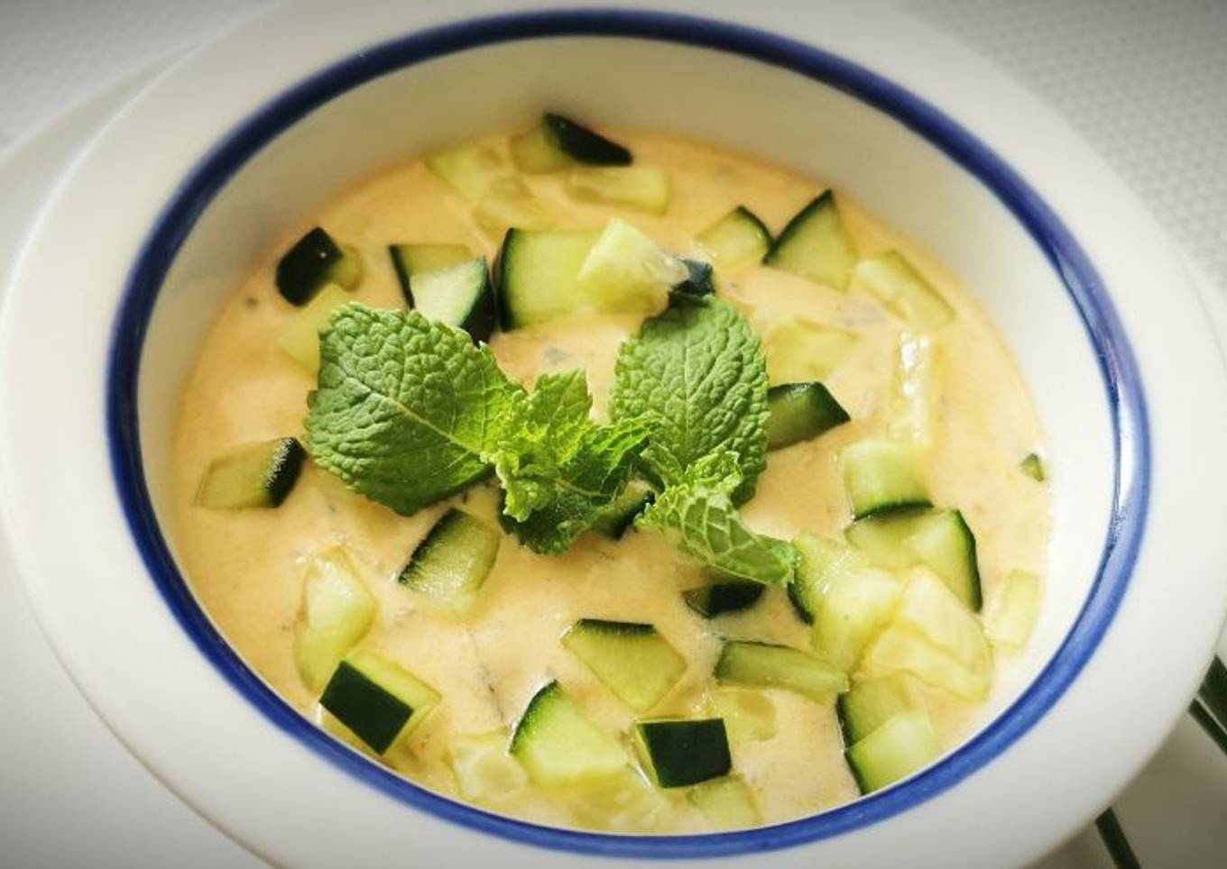 Salsa Raita de Pepino de la Cocina Hindú