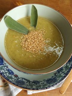 Una foto de Crema de calabacín y Pack choy