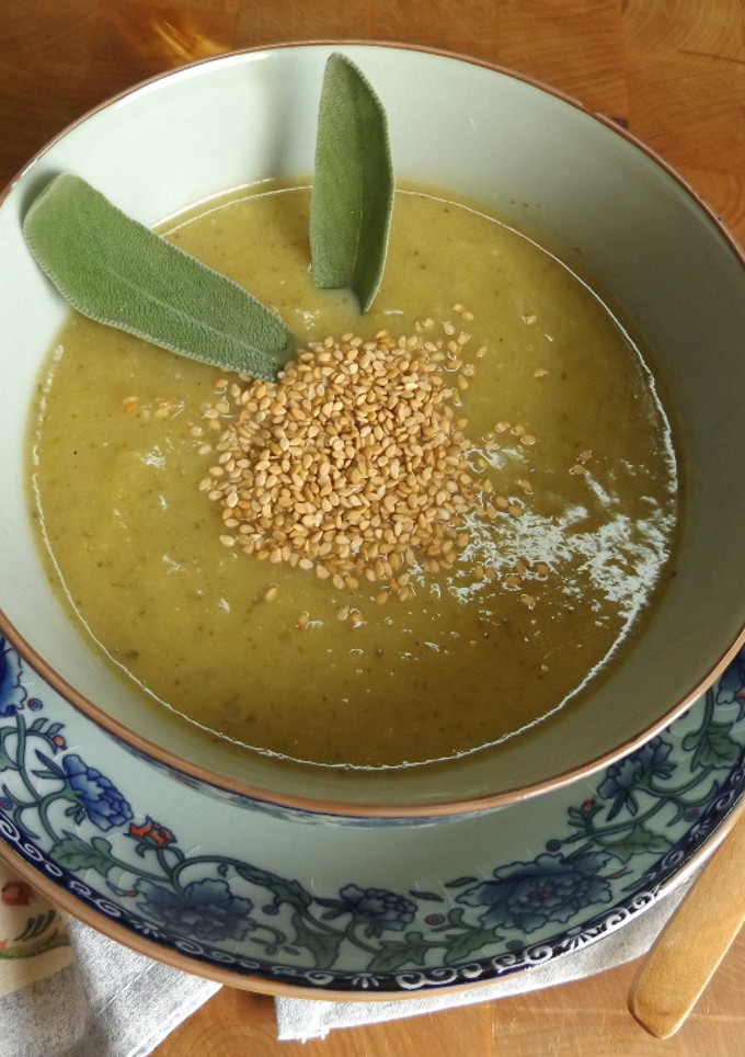 Una foto de Crema de calabacín y Pack choy