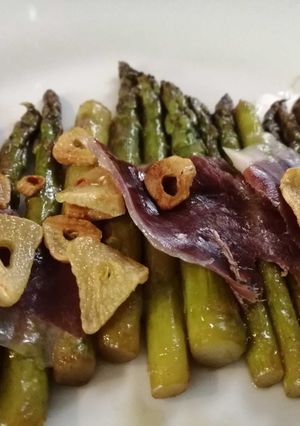 A picture of Sauteed Asparagus with Jamon.