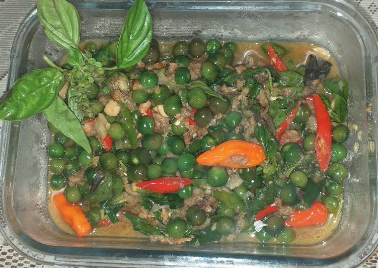 Cara Gampang Menyiapkan #5resepterbaruku Cobek leunca kemangi yang Lezat