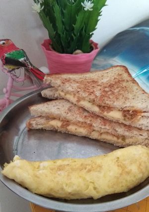 Foto resep Sarapan sehat dan cepat. Sandwich tuna keju meleleh dan omelete