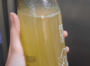 Una foto de Té tibio de jengibre, limón y miel 🍋🍋🍯🍯