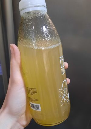 Una foto de Té tibio de jengibre, limón y miel 🍋🍋🍯🍯