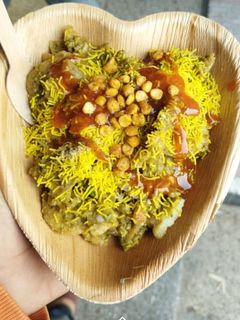 समोसा चाट(samosa chaat recipe in hindi) रेसिपी मुख्य फोटो