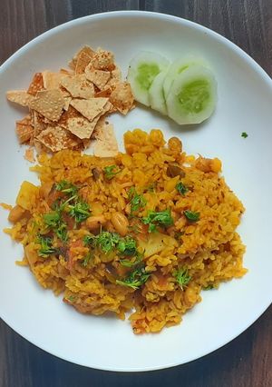 खान्देशी मसाला खिचडी (masala khichdi recipe in marathi) रेसिपी चे मुख्य फोटो