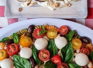 Una foto de Ensalada de 10 ingredientes esenciales básicos de la cocina italiana + postre de otros 3 ing ❤️ 🇮🇹 🤌🏼