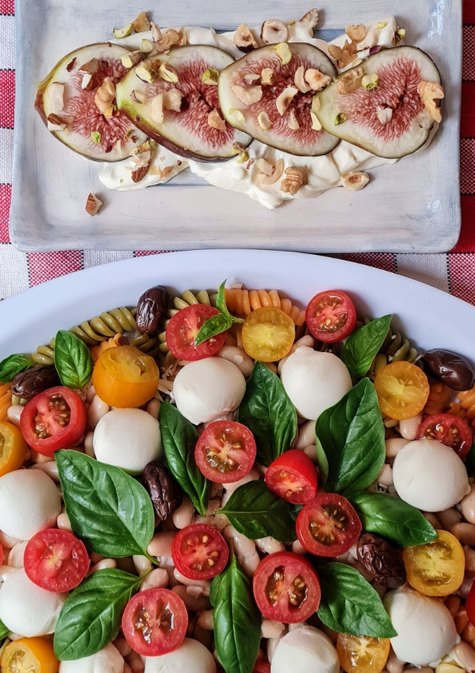 Una foto de Ensalada de 10 ingredientes esenciales básicos de la cocina italiana + postre de otros 3 ing ❤️ 🇮🇹 🤌🏼