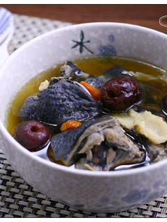 簡易藥膳烏骨雞湯 的食譜成品照片