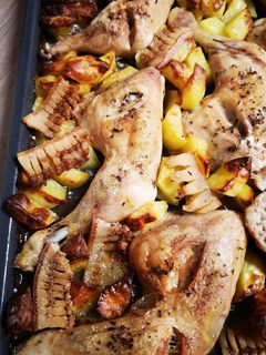 O poză a rețetei Pulpe de pui la cuptor cu cartofi și slănină.